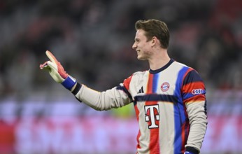 Warm-up Training Goalkeeper Jonas Urbig FC Bayern Munich FCB (40) smiles Gesture Gesture Allianz