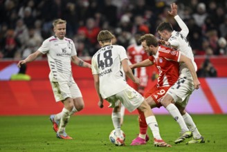 Tackle, action Harry Kane FC Bayern Munich FCB (09) vs Stefan Bell 1. FSV Mainz 05 (16) Kacper