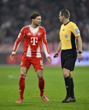 Leon Goretzka FC Bayern Munich FCB (08) in discussion with referee Dr Robin Braun Allianz Arena,
