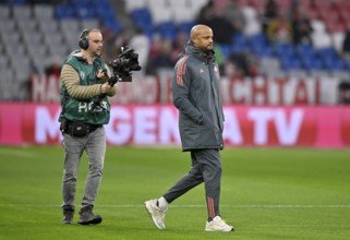Coach coach Vincent Kompany FC Bayern Munich FCB during the site inspection, followed by TV camera,