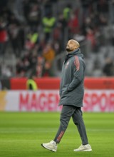 Coach coach Vincent Kompany FC Bayern Munich FCB during the course inspection, looking up, Allianz