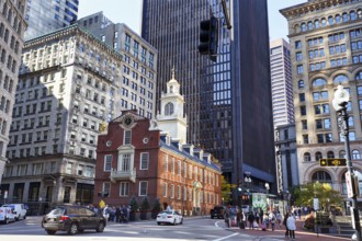 Historic Administration Building, Old State House, walkers, passers-by, colonial style, Washington