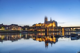 The castle hill with Albrechtsburg, cathedral and the Elbe in Meissen at dusk, Saxony, Germany