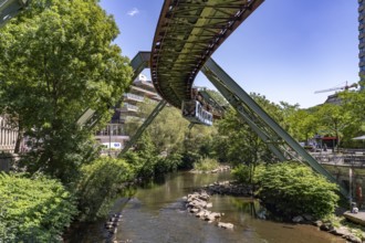 Schwebebahn und Fluss Wupper in Elberfeld, Wuppertal, North Rhine-Westphalia, Germany