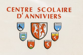 The school center in Vissoie with the coats of arms of the individual municipalities of the Commune