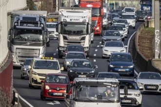 Heavy traffic on the A40 motorway, Ruhrschnellweg, height of the Essen-Ost motorway junction,