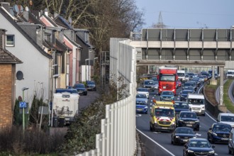 Residential buildings directly on the A40 motorway, noise barrier, heavy traffic near the Essen-Ost