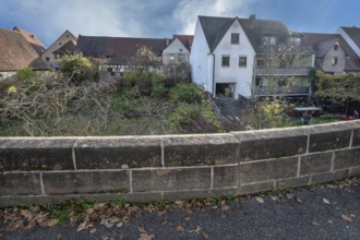 Historic city wall built in the 14th century, old town houses behind, Lauf an der Pegnitz, Middle