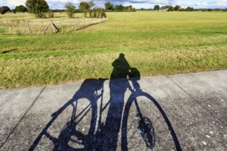 Cyclist, bike tour, Elbe cycle path, Elbe dike, shadow casting, Neuhaus district, Lower Saxony Elbe