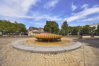 Kochbrunnenspringer thermal spring, mussel shaped, fountain, park, trees, lawn, paths, general
