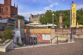 Sam - Stadtmuseum am Markt, entrance, staircase, advertising flag on flagpoles, flower bed,