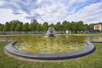 Cascade fountain, green area, trees, Platanus × acerifolia (Platanus ×hispanica), lawn, bowling