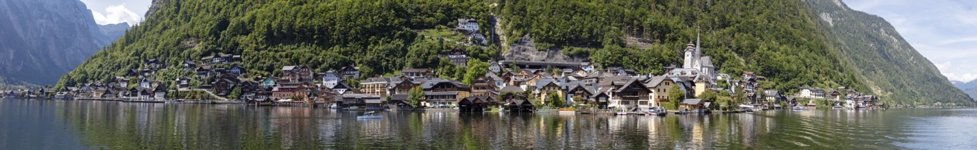 A, Hallstatt, Pano, k, Extensive panorama of a lakeside village in front of a lush mountain