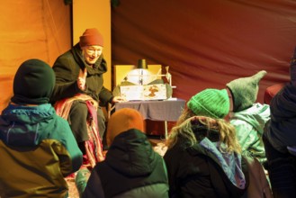 Storyteller with children at the Elbhangfest Christmas market in Dresden Loschwitz in the historic
