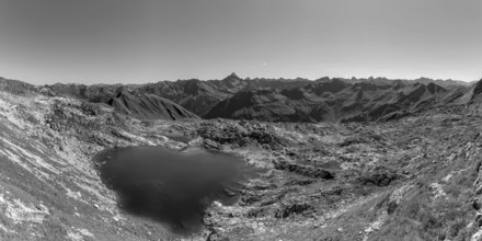 Mountain panorama over Laufbichlsee, behind it the Hochvogel, 2592m, Allgäu Alps, Allgäu, Bavaria,