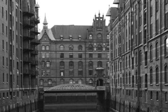 Warehouses, façade, brick building, Hamburger Speicherstadt, Hafencity, canal, black and white,