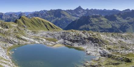 Mountain panorama over Laufbichlsee, behind it the Hochvogel, 2592m, Allgäu Alps, Allgäu, Bavaria,