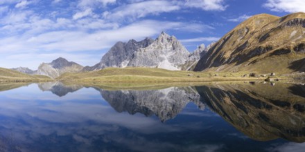 Mountain panorama in autumn, Eissee, Oytal, behind Großer Wilder, 2379m, Hochvogel and Rosszahn