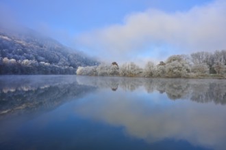 Clear water of a wintry river with fog and reflections of trees, hoarfrost, winter, Boxtal,