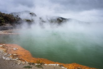 The champagne pool in the Waiotapu geothermal area (Wai-O-Tapu) . Waiotapu, Waikato, North Island,