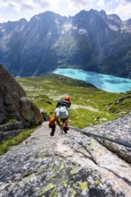 Mountaineer climbs on the secured Schijen-Zwärg via ferrata, climb to Bergseehütte, Göscheneralp in