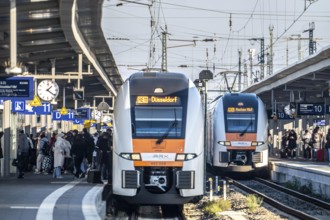 Dortmund Central Station, regional express trains, RRX, Rhein-Ruhr Express on the platform, RE4,