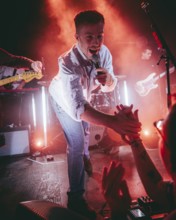 Eddie Keogh, singer of Kingfishr live at Gretchen in Berlin on 14.11.2025