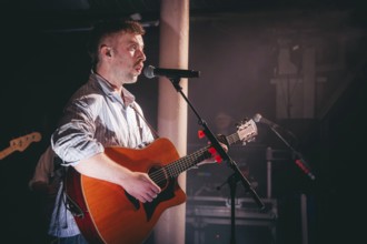 Eddie Keogh, singer of Kingfishr live at Gretchen in Berlin on 14.11.2025