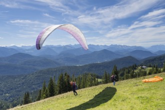 Paragliders starting at Brauneck, Bavarian Prealps, Isarwinkel, Lenggries, Upper Bavaria, Bavaria,