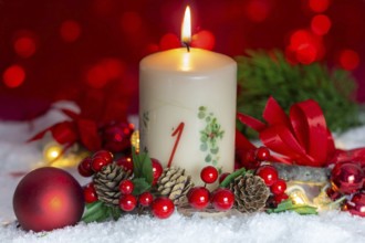 Greetings for the 1st Advent: Advent candle with Christmas decoration