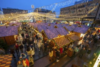 Pre-Christmas time, visitors to de, Christmas market in downtown Essen, on Kennedyplatz, the market