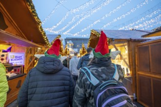 Pre-Christmas time, visitors to de, Christmas market in downtown Essen, on Kennedyplatz, the market