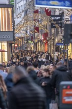 Limbecker Straße shopping street, pedestrian zone, full, lots of people shopping, Christmas lights,