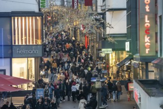 Limbecker Straße shopping street, pedestrian zone, full, lots of people shopping, Christmas lights,