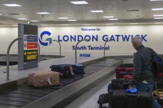 Baggage return carousel conveyor belt, South Terminal, London Gatwick airport, London, England, UK