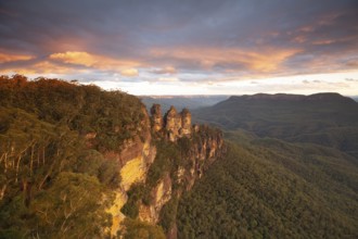 Colourful evening sky over the Three Sisters at Echo Point in Katoomba, Blue Mountains, New South