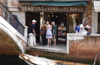 Bàcaria Al Bottegon, small pub where you drink wine or spritz and eat the cicchetti Veneziani,