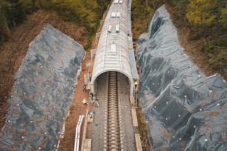 Overview of the tunnel construction site, surrounded by a planned slope, Hermann-Hesse-Bahn
