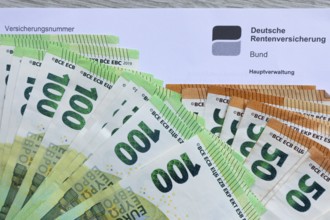 Official letter from the German Pension Insurance with 50 and 100 euro notes
