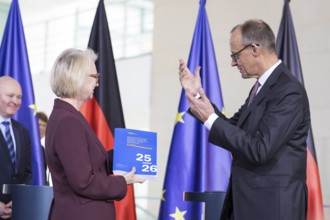 Prof. Dr. Monika Schnitzer (Chair of the Council of Experts) and Friedrich Merz (Federal Chancellor