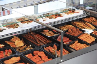 Display, refrigerated counter in a fish shop in Wismar on the Baltic Sea, Mecklenburg-Western