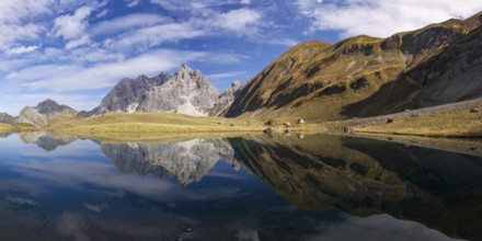 Mountain panorama in autumn, Eissee, Oytal, behind Großer Wilder, 2379m, Hochvogel and Rosszahn