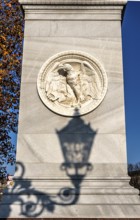 The shadow of a street lamp on the pedestals of the group of figures on the Schlossbrücke, Unter