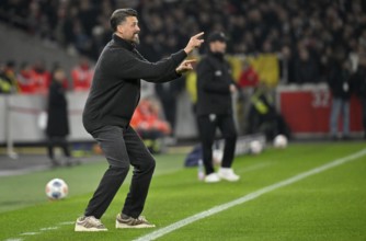 Coach coach Sandro Wagner FC Augsburg FCA gesture on the sidelines behind coach Sebastian Hoeness