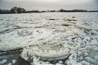 Frozen Elbe, Eisschollen, Bleckede, Lower Saxony, Germany, January 03, 1997, vintage, retro, old,