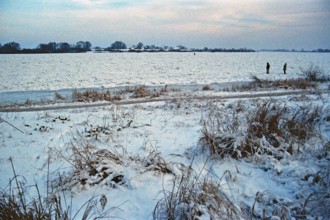 People walk across ice rink, frozen Elbe, Bleckede, Lower Saxony, Germany, January 03, 1997,