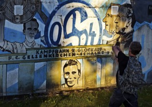 Painted wall on the Glückauf battle track with motifs of FC Schlake 04, Schalke, district of