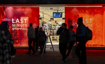 Full city center, shopping street, Kettwiger Straße pedestrian zone in Essen, shop window of a