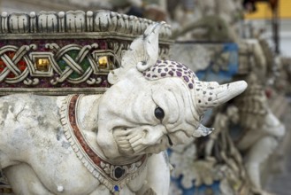 Decorative elements with pop culture references (for example comics, superheroes) in the stucco and