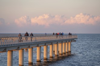 New 720 meter long pier in Prerow in the evening light, open since October 2024, Prerow, Darß,